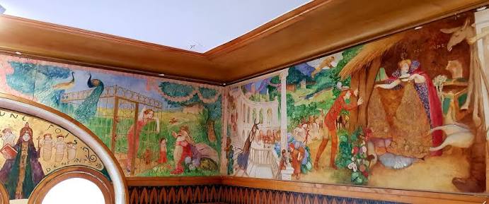 Les fresques colorées qui ornent l'intérieur de la villa Arnaga