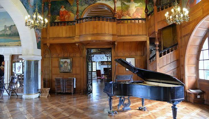 Le grand salon boisé d'Arnaga et son piano à queue