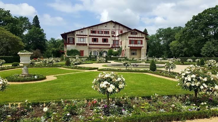 La villa Arnaga vue depuis ses jardins fleuris