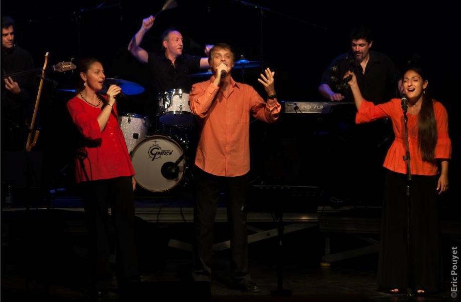 Tom Torel entouré de chanteuses et de musiciens sur scène, un bien beau souvenir de 2011 dans la formation "Au Bois d'son Coeur"