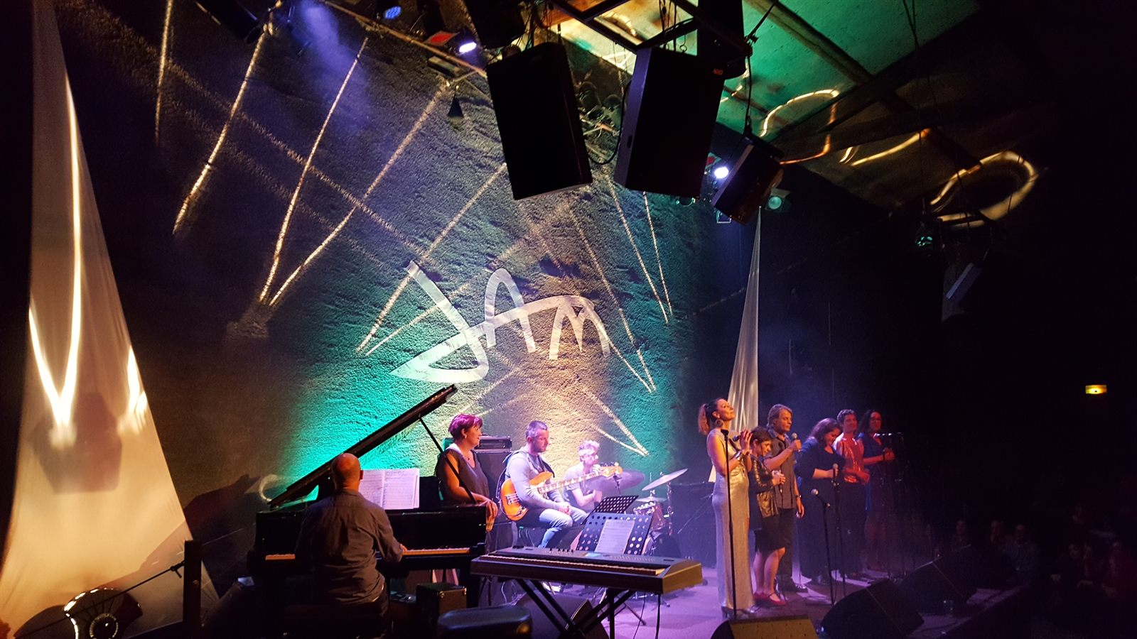 Musiciens et chanteurs réunis sur la scène du JAM